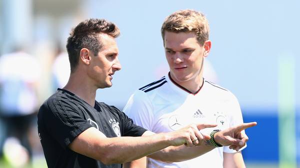 Miroslav Klose gibt Nationalspieler Matthias Ginter Tipps 