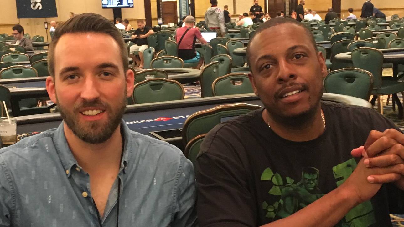 SPORT1-Reporter Sebastian Mittag (l.) sprach auf den Bahamas mit Paul Pierce