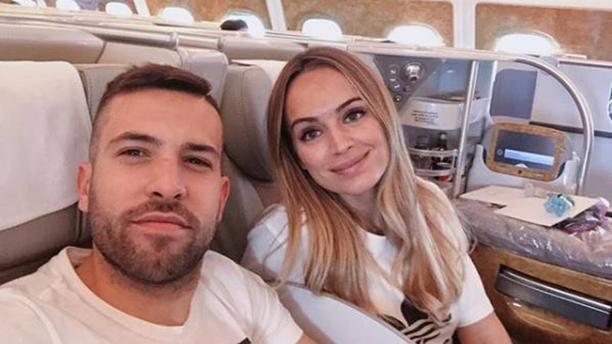 Barca-Verteidiger Jordi Alba und seine Lebensgefährtin Romarey Ventura sitzen im Flieger nach Dubai