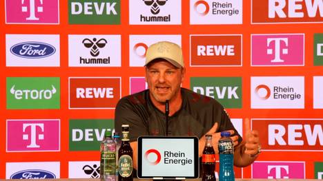 Kölns Trainer Lukas Kwasniok hat auf seine irritierenden Aussagen nach dem Todesfall eines Fans reagiert und bittet auf der Pressekonferenz um Entschuldigung.