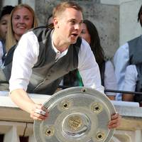 Die bei der Meisterfeier des FC Bayern beschädigte Meisterschale war nur eine Kopie. Joshua Kimmich äußerte sich besorgt.