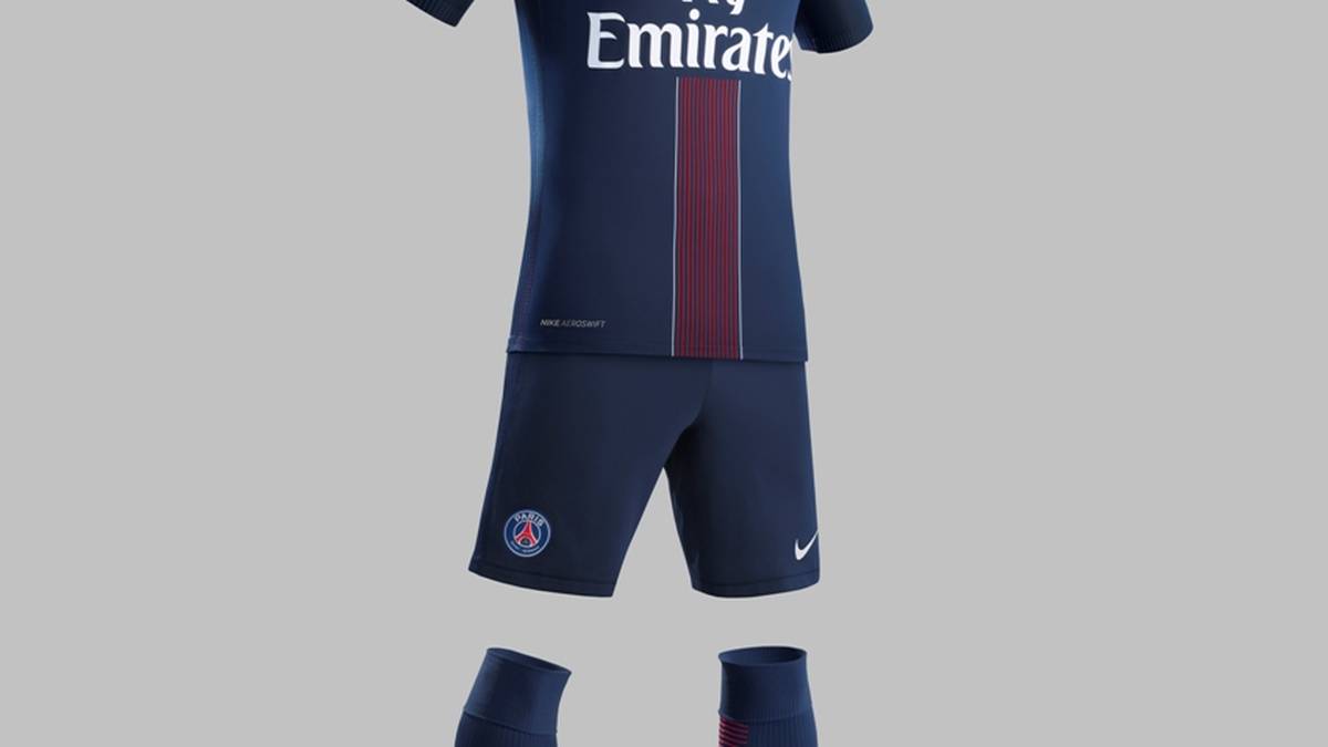 Die Schultern und Ärmel sind durch ein kontrastierendes Gewebe gekennzeichnet, was für verbesserte Beweglichkeit sorgen soll. Durch die Einarbeitung von zwei unterschiedlichen Blautönen entsteht ein Farbwechsel bei schnellen Bewegungen.