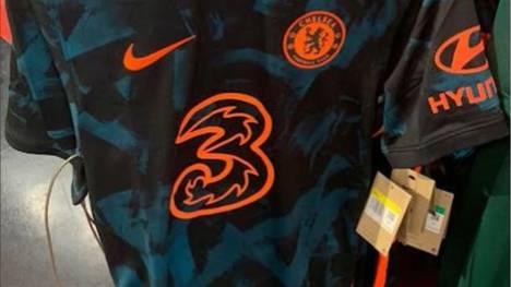 Die Spekulationen um die neuen Trikots der Topklubs gehen weiter. Nun hat "footyheadlines" die Ausweichtrikots des FC Chelsea und Juventus Turin geleaked.