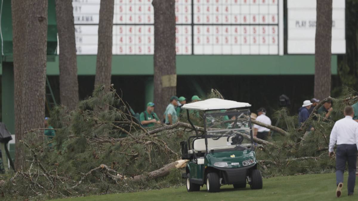 Bei den Golf Masters in Augusta musste die zweite Runde unterbrochen werden, weil es zu Unwetter kam. Aufgrund des heftigen Windes sind mehrere Bäume in die Nähe der Zuschauer gestürtzt.