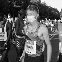 Die Schweiz trauert um einen ihrer besten Marathonläufer. Adrian Lehmann erliegt einem Herzinfarkt, den er im Training erleidet und stirbt mit 34. 