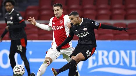 Einhoven (in schwarz) konnte Ajax Amsterdam ein Unentschieden abringen