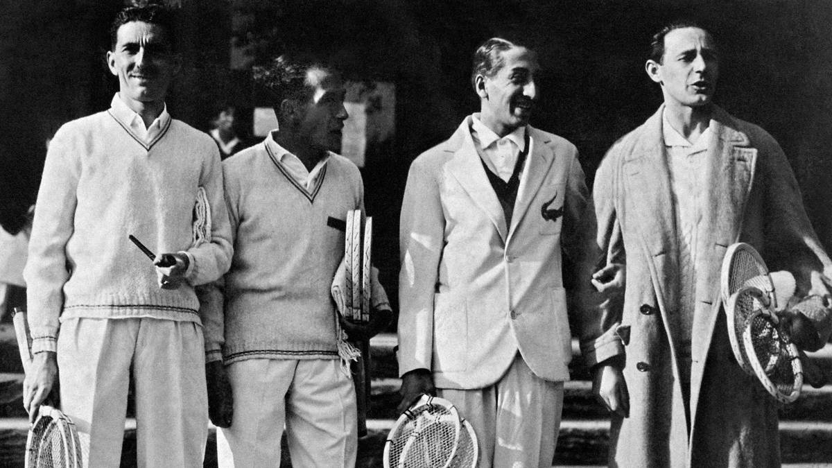 TENNIS-MUSKETEERS-WIMBLEDON Henri cochet war einer der weltbesten Tennisspieler seiner Zeit und Mitglied der "Vier Musketiere: Jacques Brugnon, Cochet, René Lacoste, Jean Borotra (v.l.n.r.)