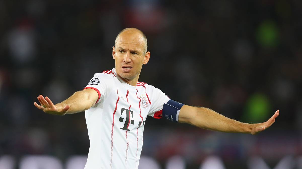 Nur wenige Bayern stellen sich danach den wartenden Journalisten. Auf die Frage, ob das Team noch hinter dem Trainer stehe, antwortet Robben zweideutig: "Die Frage werde ich nicht beantworten."