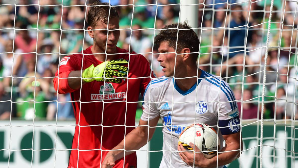 Klaas-Jan Huntelaar holt den Ball nach der Schalker Führung aus dem Bremer Tor - doch er war es nicht selbt, der die Kugel über die Linie gedrückt hat. Das hat Bremens Theodor Gebre Selassie für ihn erledigt