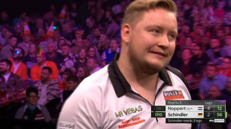 Martin Schindler scheidet in der Gruppenphase des Grand Slam of Darts aus, weil ihm ein Leg zur besseren Legdifferenz fehlt. Bitter für den Deutschen, der einige Darts auf das Doppel liegen lässt.