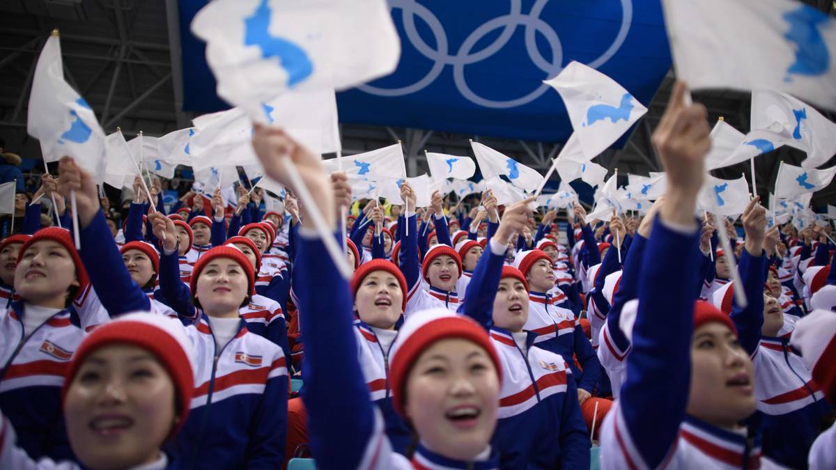 FLOP - NORDKOREAS CHEERLEADERINNEN. Wie die mysteriöse Sanges- und Tanzgruppe der jungen Damen aus dem Norden streng choreographiert die Einheitsfähnchen schwingt, bedrückt und fasziniert zugleich