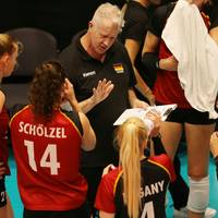 Die deutschen Volleyballerinnen sind nach der ersten Niederlage in der Olympia-Quali etwas ins Hintertreffen geraten.