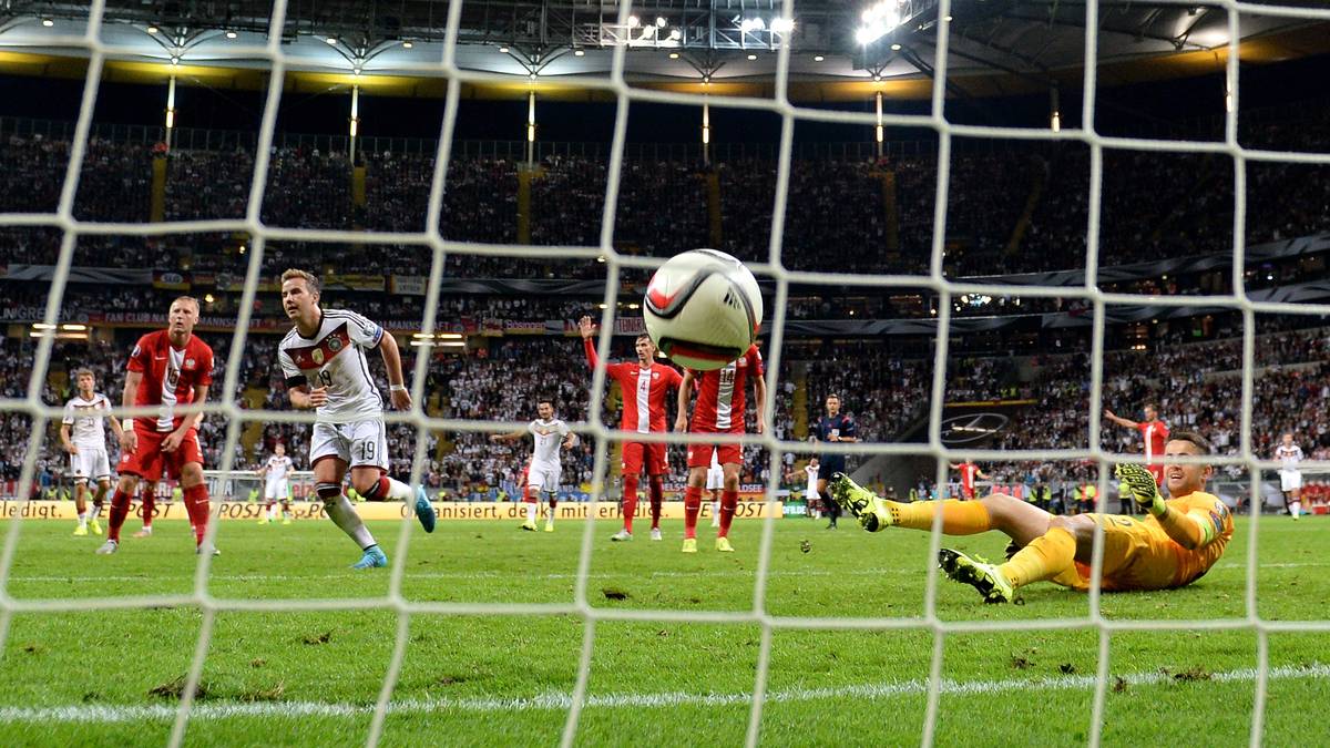 Deutschland trifft am Donnerstag wieder einmal auf Polen. Und Deutschland trifft gerne gegen Polen! So wie hier Mario Götze, der im bislang letzten Aufeinandertreffen der beiden Nachbarn einen Doppelpack schnürt 