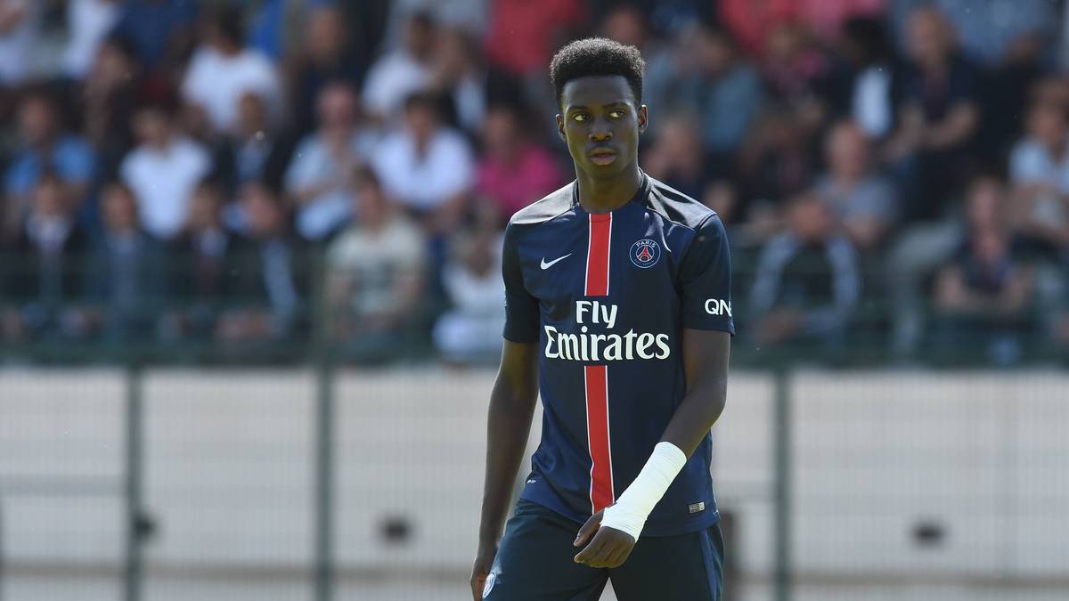 TIMOTHY WEAH (*22. FEBRUAR 2000): Liest man den Namen Weah, denkt man unweigerlich an George Weah. Und tatsächlich, Timothy ist der Sohn der liberianischen Legende, wie sein Vater Mittelstürmer - allerdings spielt er für die USA. Für die U19 von PSG traf er in der Youth League in 6 Spielen 4 Mal