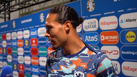 Nach der Niederlage im Halbfinale der EM richtet sich die Wut der Niederländer in Richtung des deutschen Schiedsrichters Felix Zwayer. Kapitän Virgil van Dijk überlässt insbesondere ein Thema allerdings lieber den Medien.