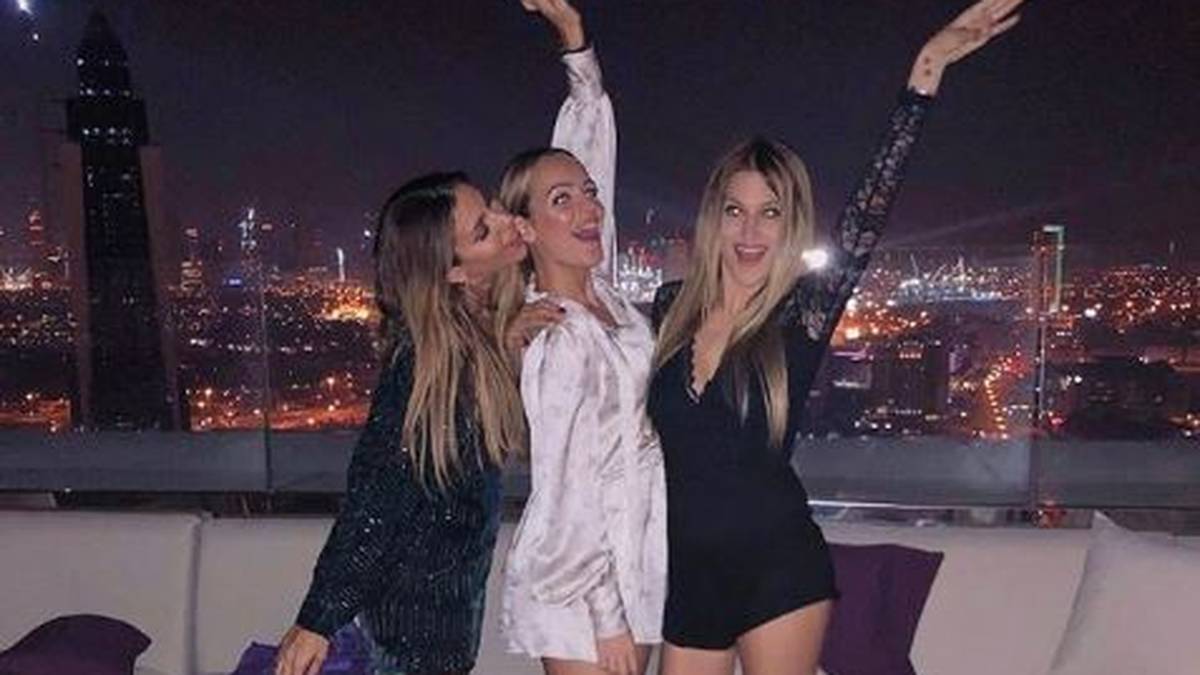 Mit dabei sind natürlich auch die Liebsten der drei Spanier: Ventura (M.) posiert mit Bartras Melissa Jimenez (l.) und Elena Galera Moron, der Ehefrau von Busquets