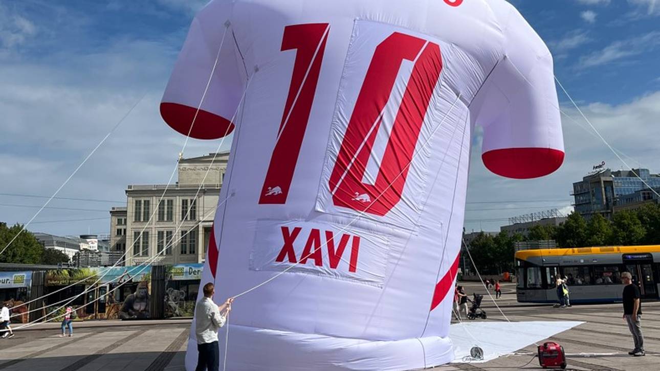 In Leipzig wurde am Montagmorgen schon die Präsentation von Xavi Simons vorbereitet - mit der Nummer 10