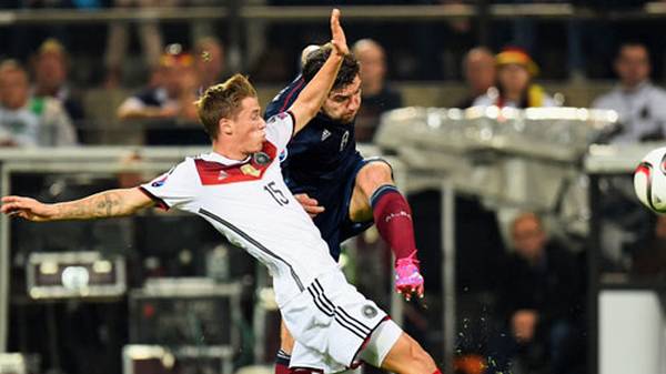 Erik Durm darf sich wie im Test gegen Argentinien als Linksverteidiger beweisen. Anfangs sind die Deutschen in der Defensive aber kaum gefordert