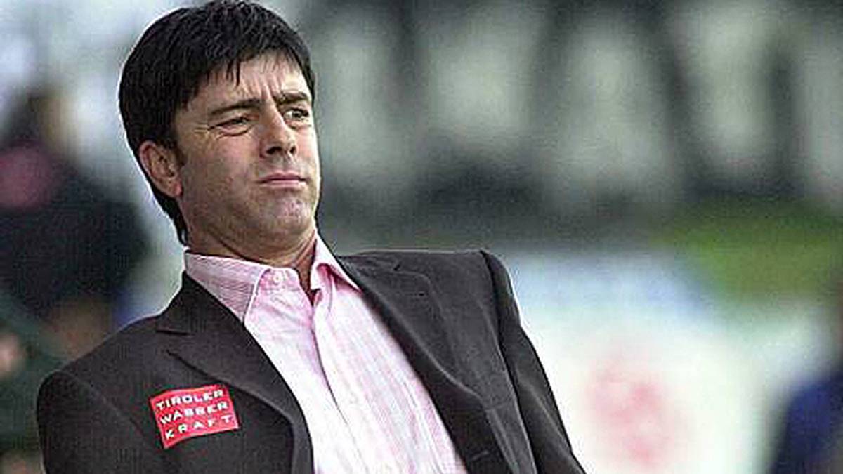 2001 wechselte Löw zum FC Tirol nach Österreich. Aber die Schwierigkeiten hielten an, der Verein war pleite. "Jogi" holte trotzdem die Meisterschaft und wurde dann aufgrund von finanziellen Engpässen entlassen. Es folgte wieder ein Jahr Arbeitslosigkeit