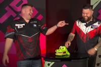 Die Darts-Profis Michael Smith und Daryl Gurney probieren sich bei SPORT1 am Kroko-Duell. Das Spiel wird eine eindeutige Nummer.