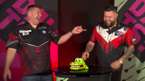 Die Darts-Profis Michael Smith und Daryl Gurney probieren sich bei SPORT1 am Kroko-Duell. Das Spiel wird eine eindeutige Nummer.