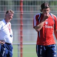 Als Louis van Gaal 2009 zum FC Bayern kam, war er nicht von jedem Spieler angetan. Mario Gómez berichtet von einem emotionalen Gespräch, in dem auch Tränen flossen.