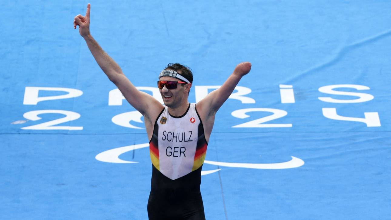 Deutscher Fahnenträger grübelt