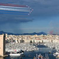 Bei einer spektakulären Zeremonie im Hafen von Marseille trägt Schwimm-Olympiasieger Florent Manaudou die Fackel an Land.