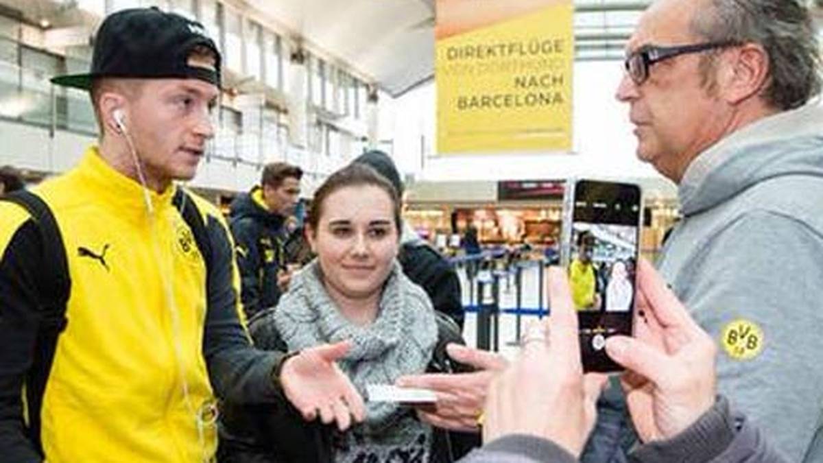 Marco Reus ist nicht nur in La Manga heißt begehrt. Schon vor dem Abflug tummeln sich die Fans im Dortmunder Flughafen um den Nationalspieler