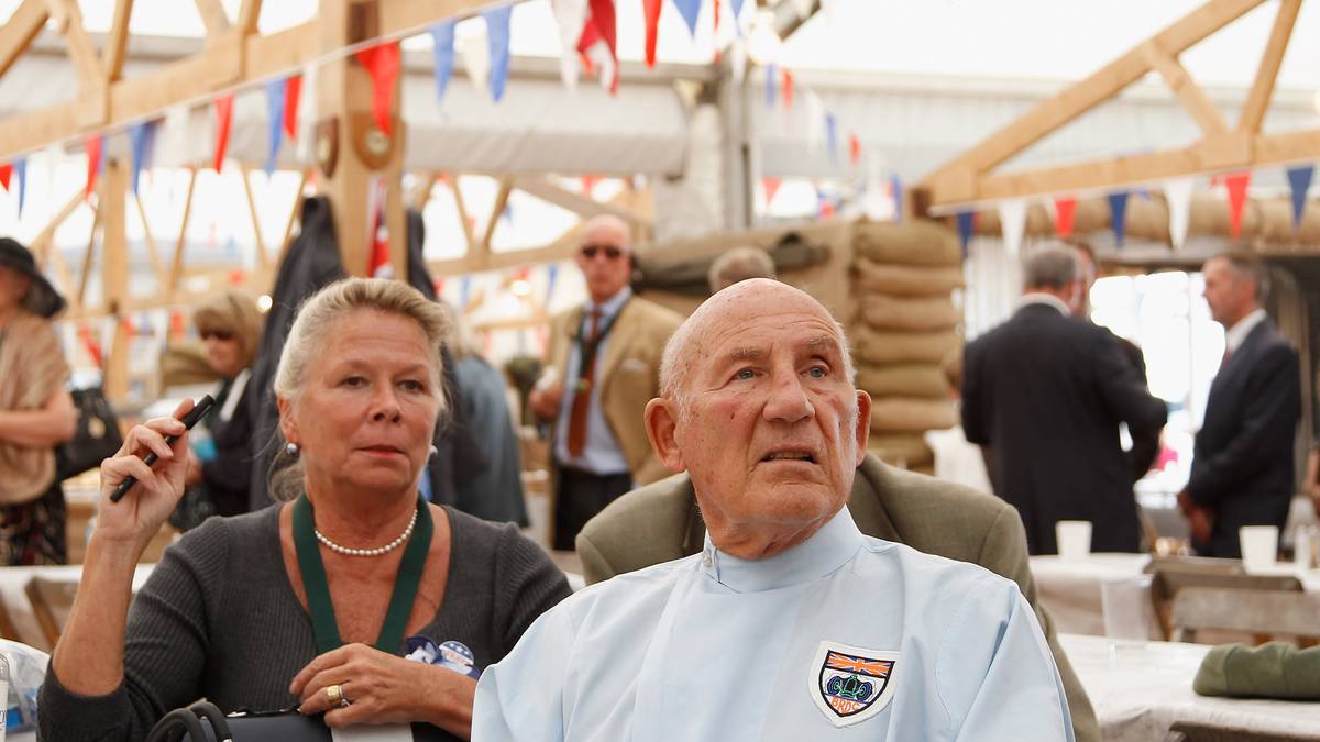 Nämlich mit dem vierfachen Formel-1-Vizeweltmeister Stirling Moss (86/Bild) und dem deutschen Hans Herrmann (87), der 1954 und 1955 im Mercedes-Werksteam in der Formel 1 fährt