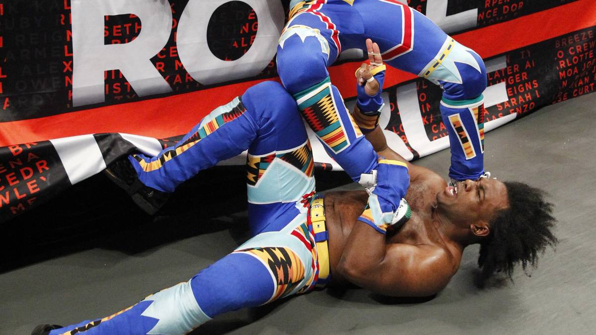 Die hier zum Beispiel: Kofi Kingston von The New Day ist scheinbar eliminiert, landet aber mit dem Fuß auf dem schon ausgeschiedenen Partner Xavier Woods und ist doch noch im Rennen