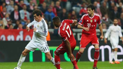 Gareth Bale (l.) von Real Madrid tanzt Jerome Boateng (M.) vom FC Bayern aus