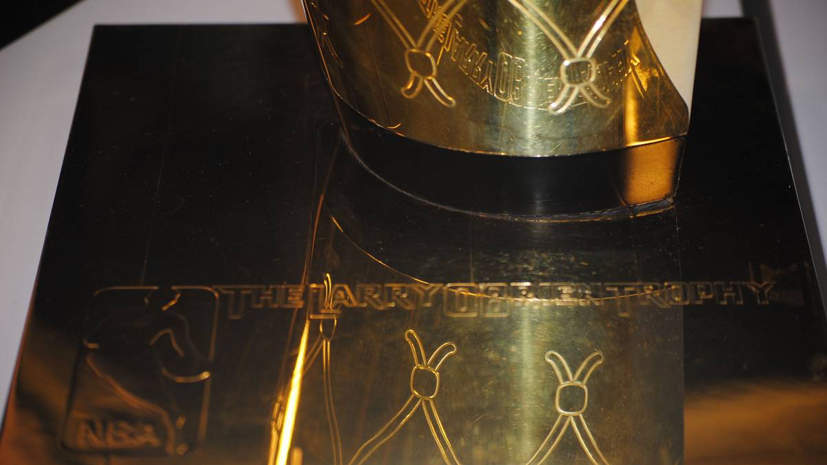 "Larry O'Brien Trophy" ist der offizielle Name der Trophäe seit 1984 - zu Ehren des ehemaligen Commisioners der NBA, der von 1975 bis 1984 die Geschicke der besten Basketballliga der Welt leitete. Sie zeigt einen Basketball, der kurz davor ist, durchs Netz zu fliegen