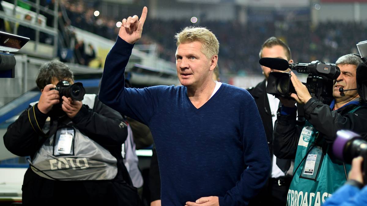 Hier bin ich! Stefan Effenberg läuft zum ersten Mal als Trainer des SC Paderborn in die Benteler-Arena ein. Er habe sich sehr auf diesen Tag gefreut und sei angespannt und nervös