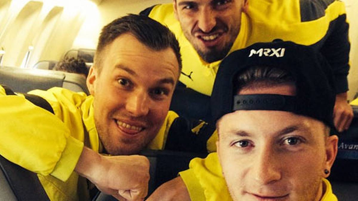 Im über den Wolken herrscht gute Laune im Dortmunder Lager: Kevin Großkreutz (v.l.), Mats Hummels und Marco Reus senden Grüße aus dem Flieger