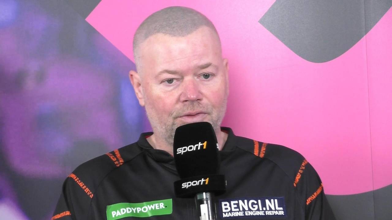 Darts-WM 2024: Raymond van Barneveld vor seinem Match gegen Jim Williams