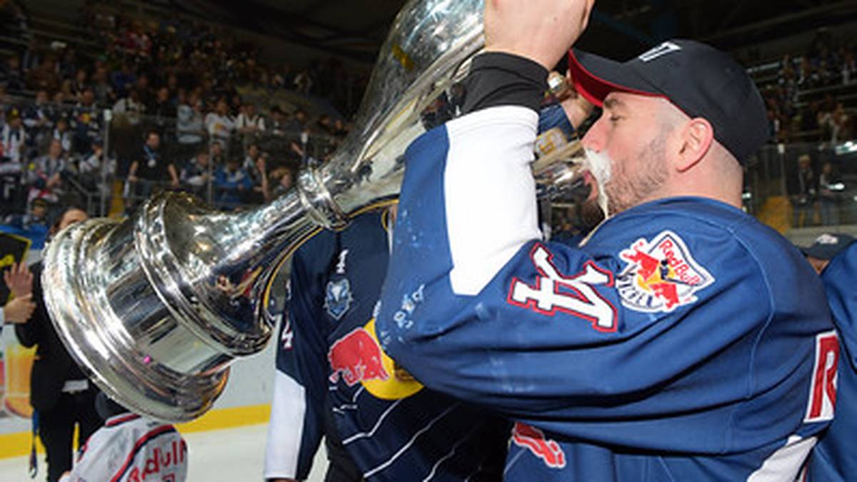 Wieso aus dem Glas trinken, wenn man einen Pokal dafür hat, denkt sich Steve Pinizzotto