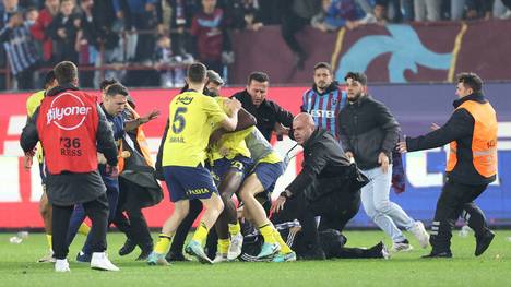 Fener-Profis wurden von Trabzonspor-Fans attackiert