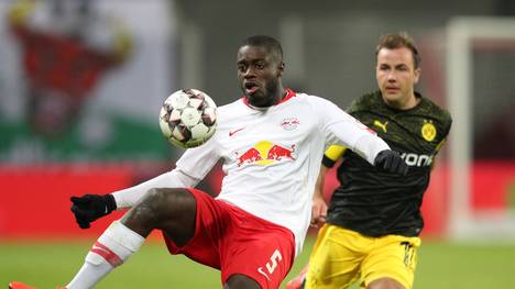 RB Leipzig: Dayot Upamecano fehlt wegen Knorpelverletzung mehrere Wochen, Dayot Upamecano (vorne) beim Rückrundenauftakt gegen Dortmund