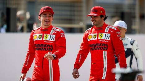 Die Ferrari-Piloten Leclerc (l.) und Sainz