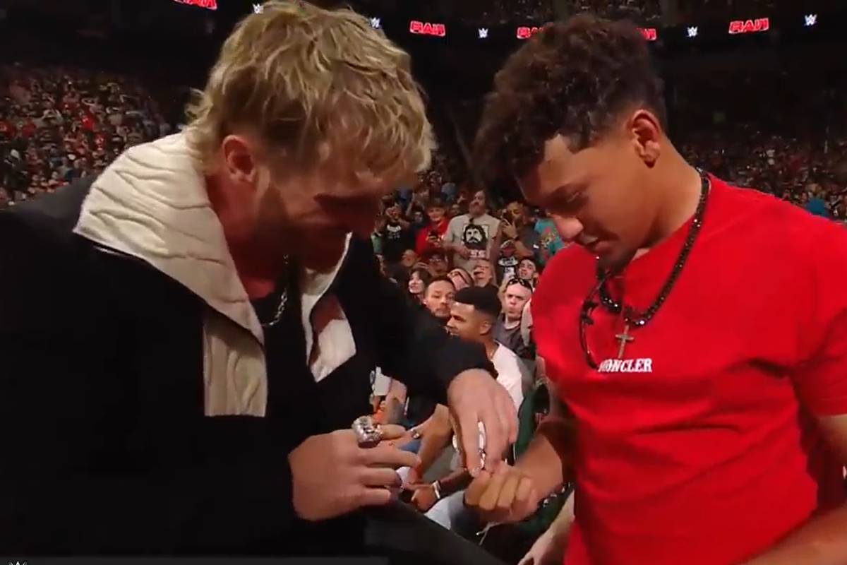 Meister-Quarterback Patrick Mahomes hilft bei einem Gastauftritt bei WWE Logan Paul und stellt ihm seine Super-Bowl-Ringe als Waffe zur Verfügung - die allerdings den falschen treffen.