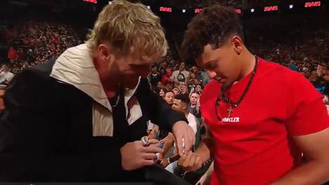 Meister-Quarterback Patrick Mahomes hilft bei einem Gastauftritt bei WWE Logan Paul und stellt ihm seine Super-Bowl-Ringe als Waffe zur Verfügung - die allerdings den falschen treffen.