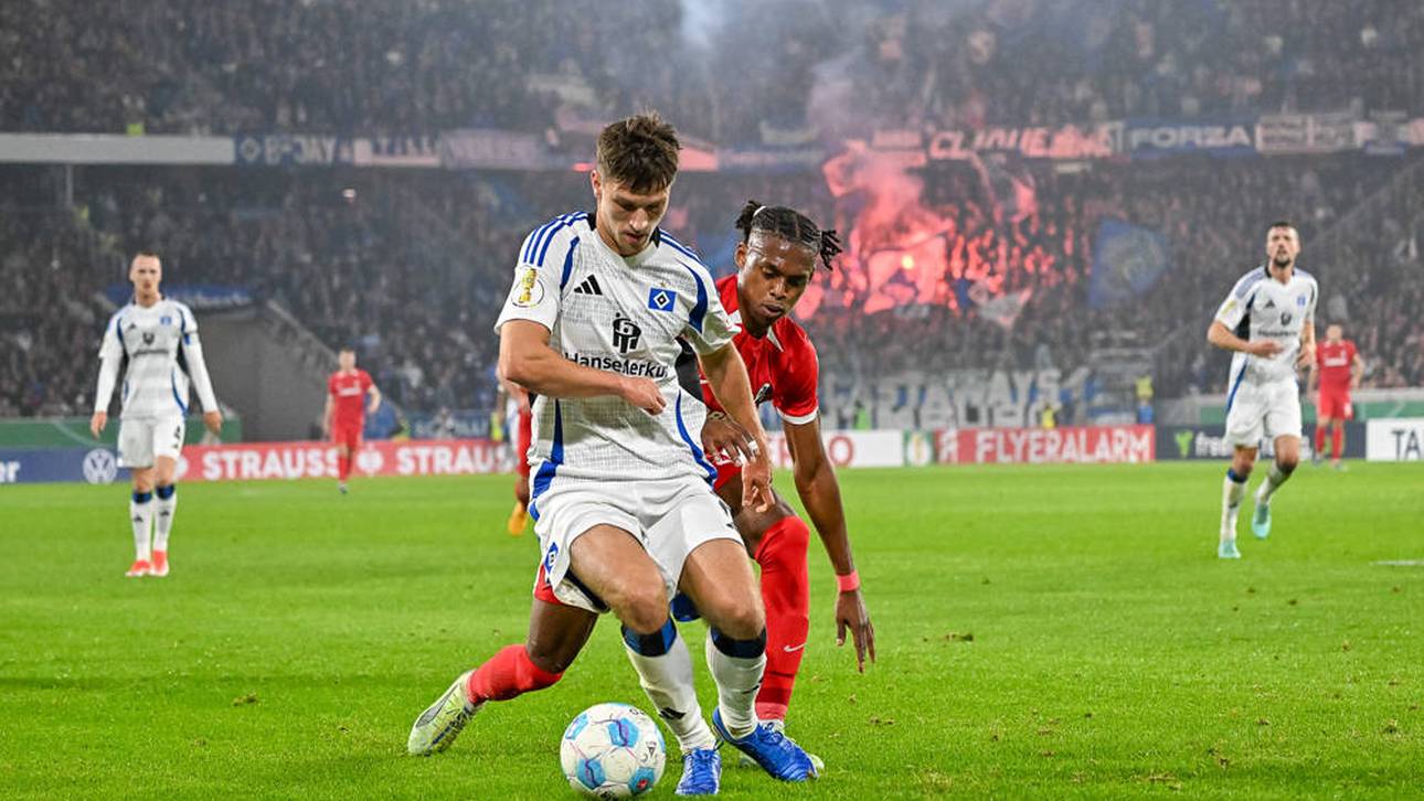 Moritz Heyer (Hamburger SV, 03) am Ball und im Duell mit Junior Adamu (SC Freiburg, 20)