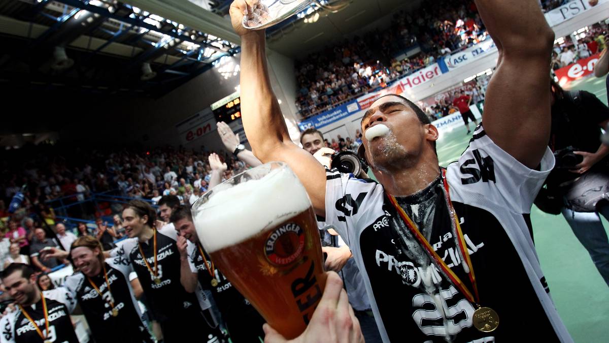 2010: Auch Daniel Narcisse lässt sich das Meistergetränk - in diesem Fall Bier - schmecken. Mit einem 27:24 über Großwallstadt sichert sich Kiel 2010 den sechsten Titel in Folge - mit einem Zähler Vorsprung vor dem HSV. Ein einziges Remis mehr sorgt nach 34 Spieltagen dafür, dass der THW (62:6 Punkte) vor den Hamburgern über die Ziellinie geht (61:7)
