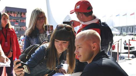 Nikita Mazepin darf sein Formel-1-Cockpit bei Haas behalten - doch die Kritik nach dem Sexismus-Skandal schwelt weiter