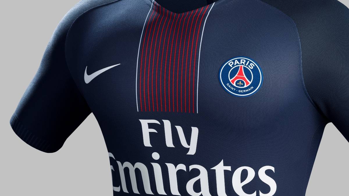 Das neue Shirt kombiniert das traditionelle PSG-Blau mit einem modernen V-Kragen und einem breiteren roten Streifen auf der Vorderseite