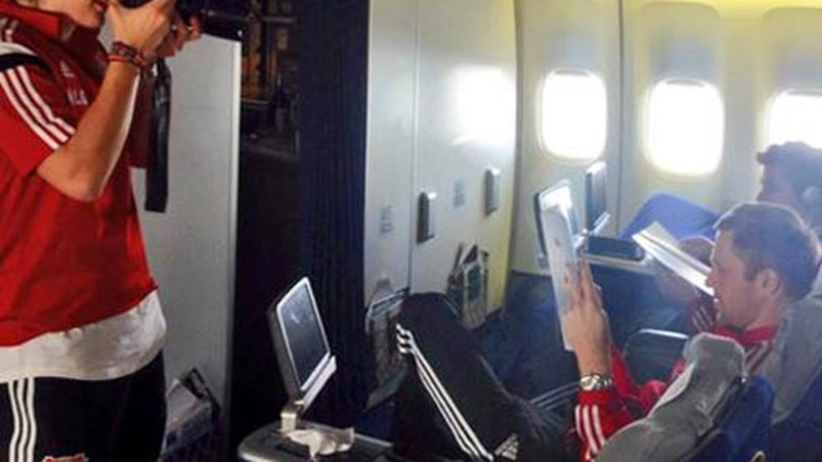 Bitte lächeln! Leverkusens Tin Jedvaj hält die Momente während des Fluges nach Orlando fest (Copyright: twitter@bayer04fussball)