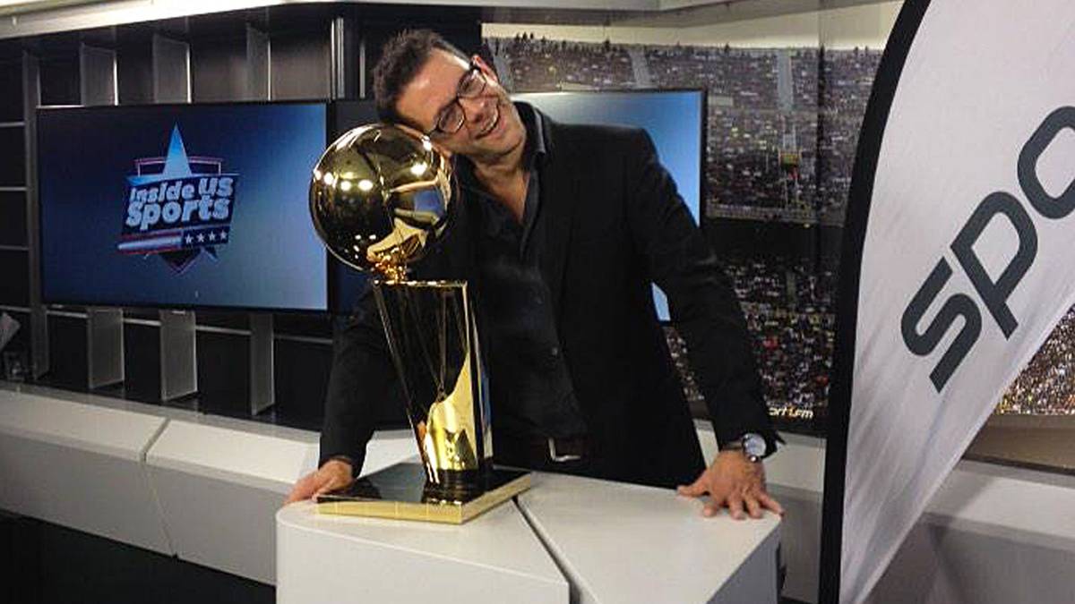 Auch Alexander Wölffing, Stellvertretender Chefredakteur von SPORT1, nutzt die Gelegenheit, sich einmal ein bisschen wie Dirk Nowitzki zu fühlen (copyright: twitter/wlffing)