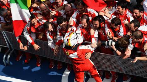 Sebastian Vettel von Ferrari jubelt nach dem Sieg beim Großen Preis von Malaysia in Sepang