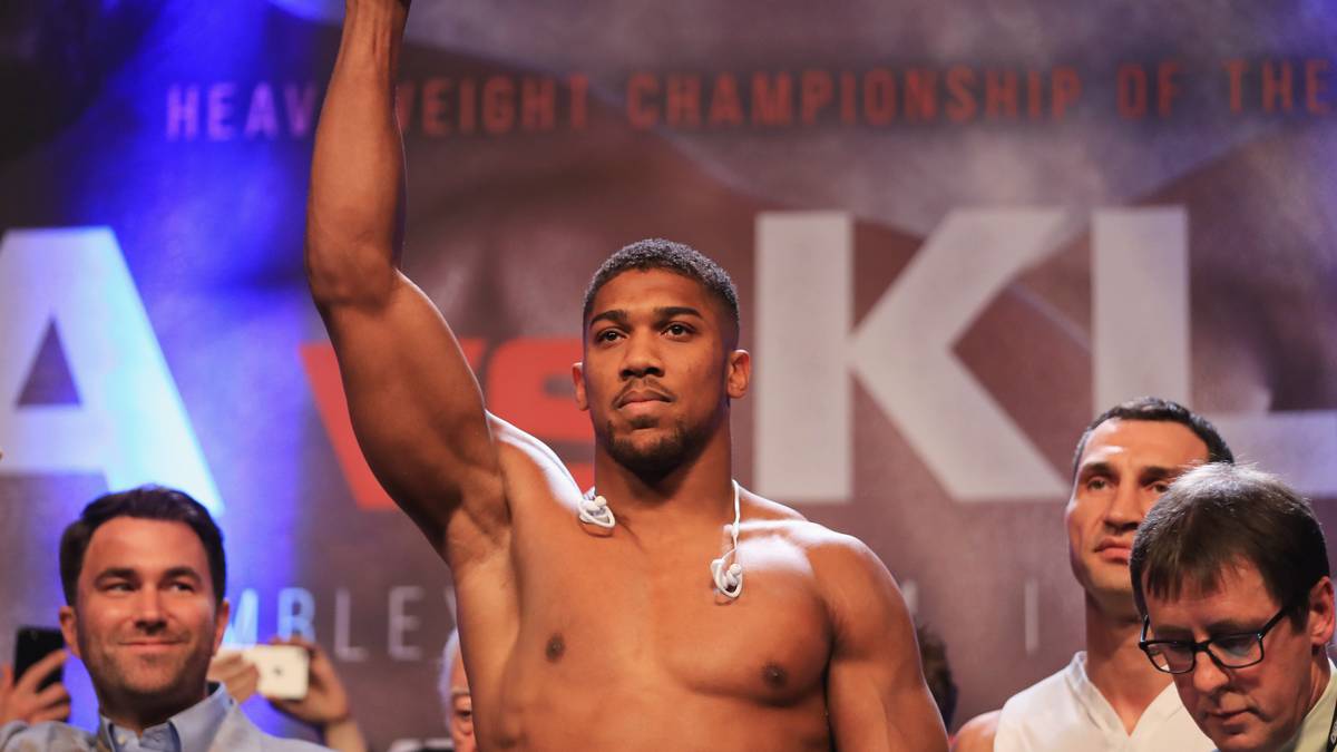 Joshua ballt beim Wiegen die Siegerfaust